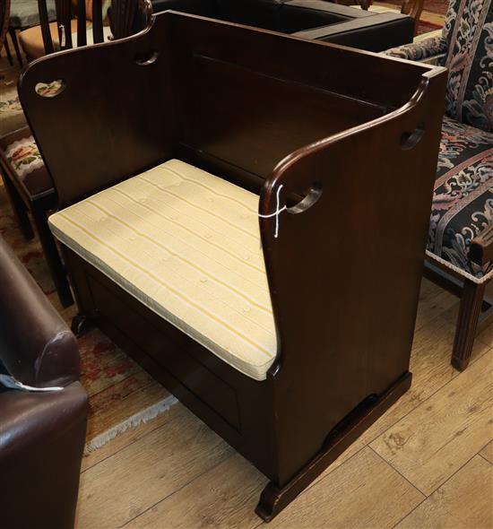 A small Edwardian Art Nouveau oak boxed seat settle W.88cm